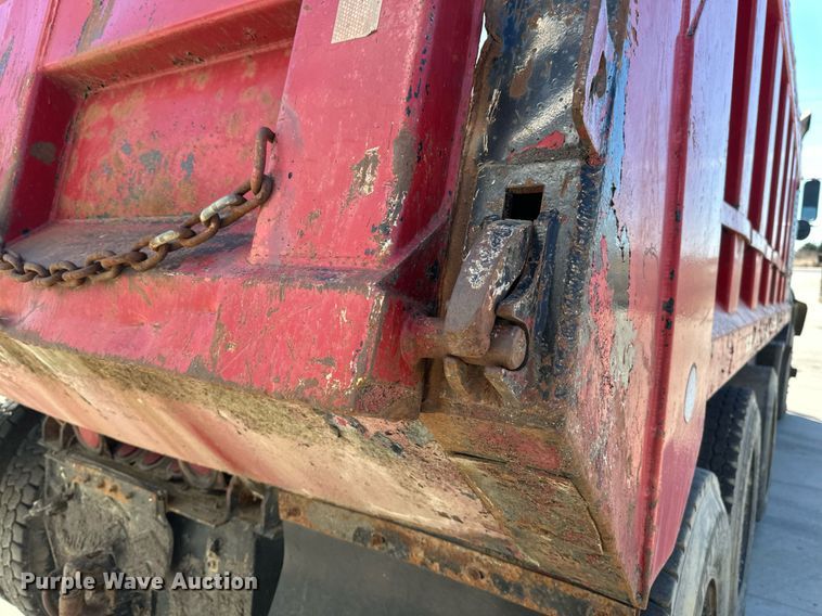 image for item DV0736 1991 Ford  L9000 dump truck