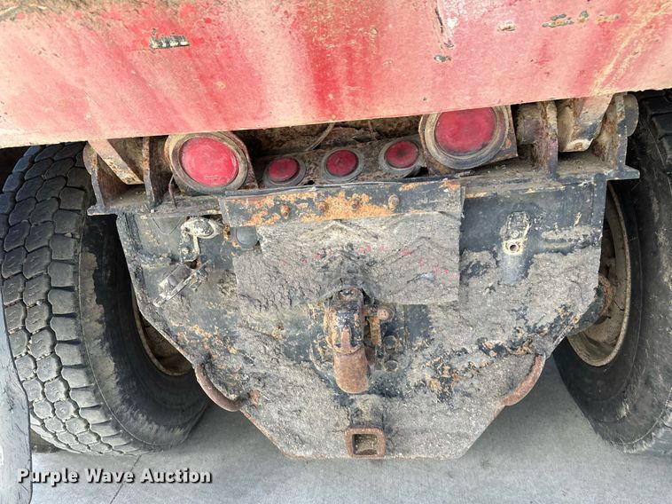 image for item DV0736 1991 Ford  L9000 dump truck