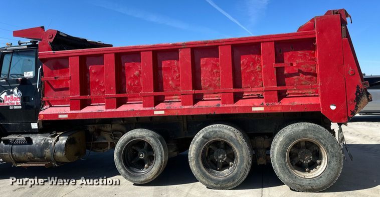 image for item DV0736 1991 Ford  L9000 dump truck