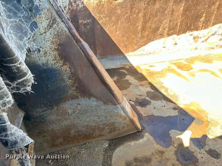 image for item DV0736 1991 Ford  L9000 dump truck