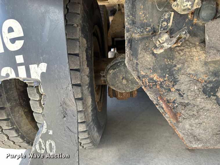 image for item DV0736 1991 Ford  L9000 dump truck