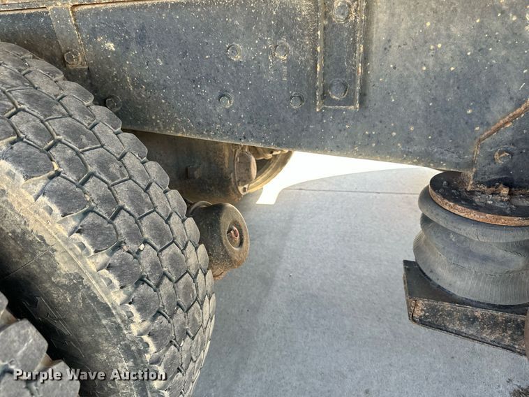 image for item DV0736 1991 Ford  L9000 dump truck