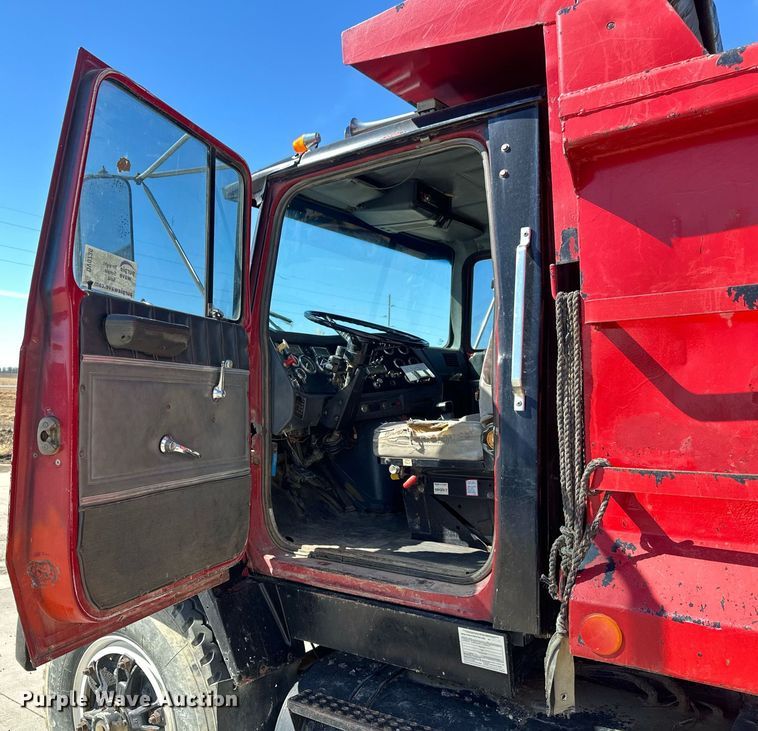 image for item DV0736 1991 Ford  L9000 dump truck