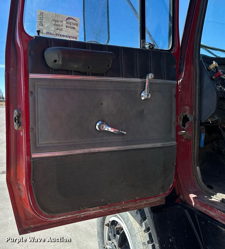 image for item DV0736 1991 Ford  L9000 dump truck