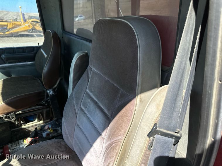 image for item DV0736 1991 Ford  L9000 dump truck