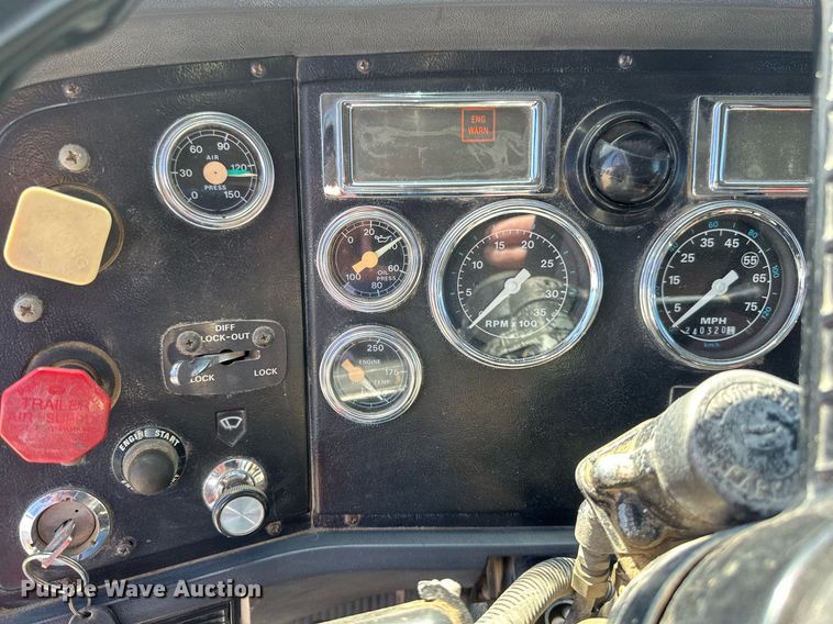 image for item DV0736 1991 Ford  L9000 dump truck