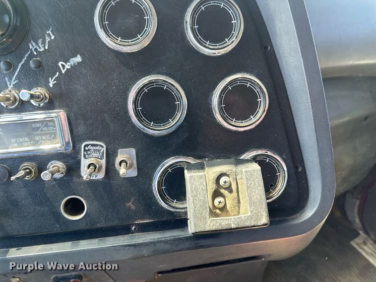 image for item DV0736 1991 Ford  L9000 dump truck