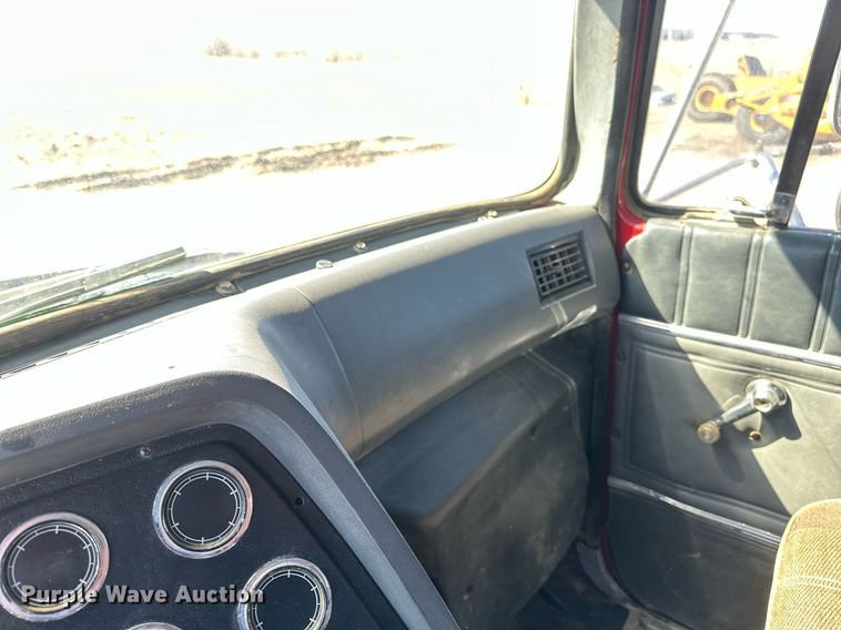 image for item DV0736 1991 Ford  L9000 dump truck