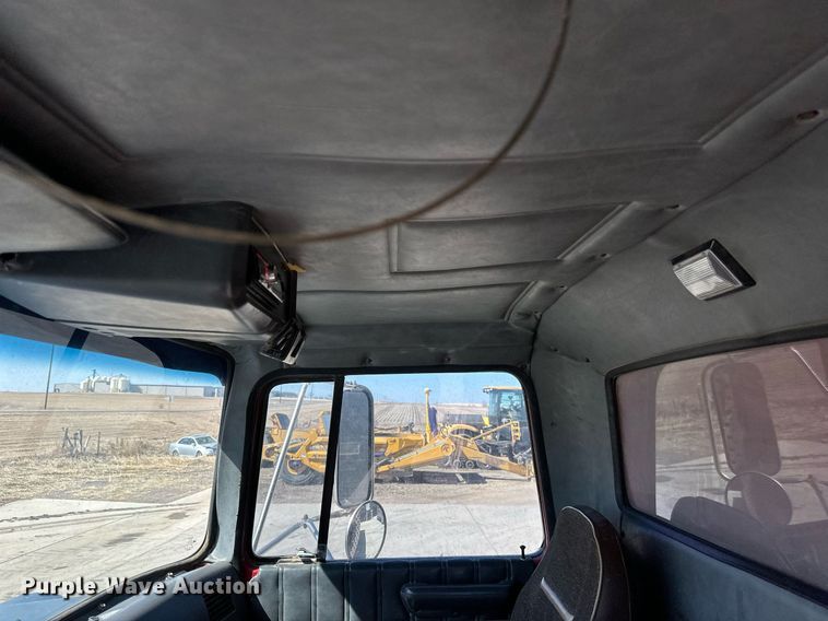 image for item DV0736 1991 Ford  L9000 dump truck