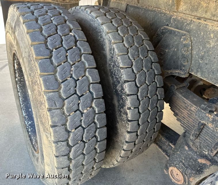 image for item DV0736 1991 Ford  L9000 dump truck