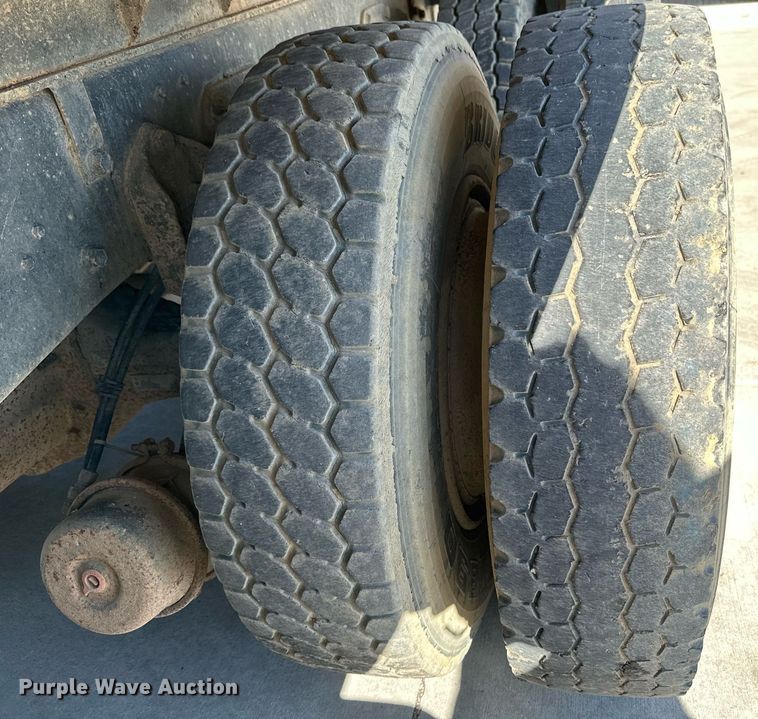 image for item DV0736 1991 Ford  L9000 dump truck