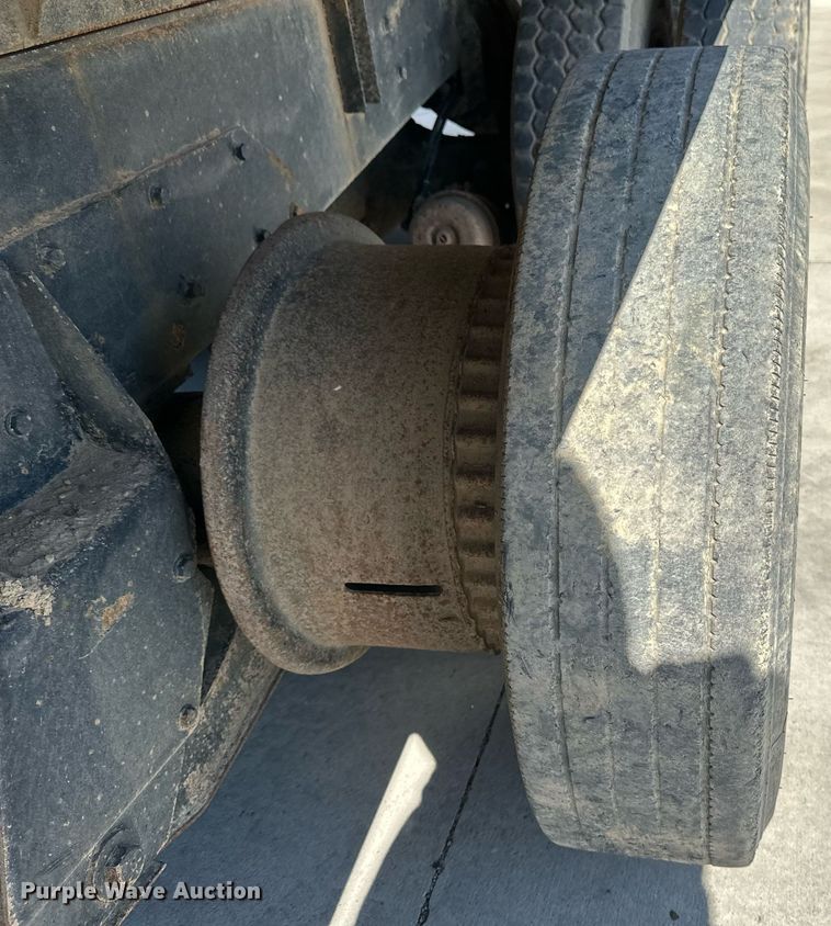 image for item DV0736 1991 Ford  L9000 dump truck