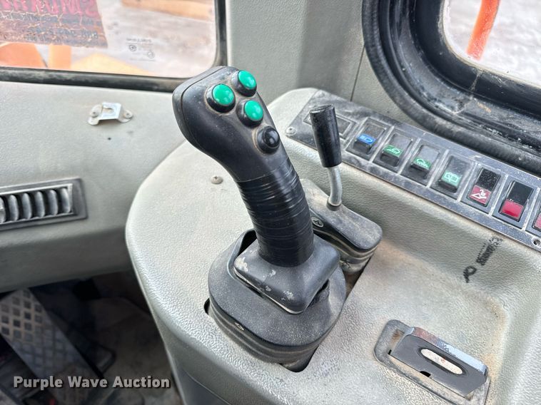 image for item DV1873 2005 Daewoo Mega 300V wheel loader