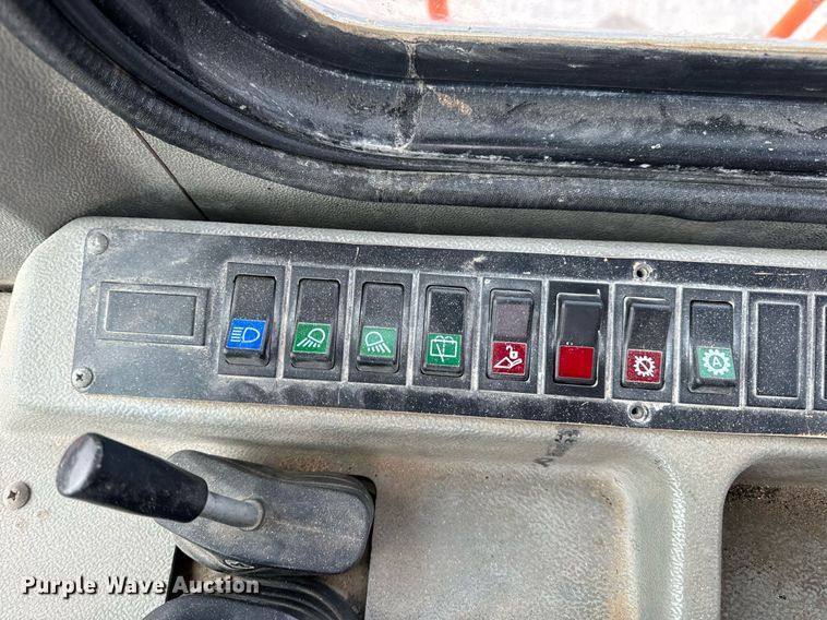 image for item DV1873 2005 Daewoo Mega 300V wheel loader