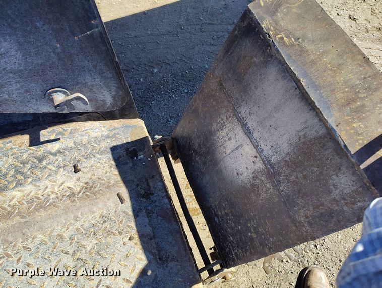 image for item DV6706 1982 Eager Beaver lowboy equipment trailer