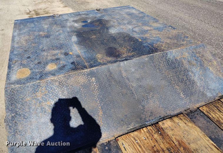 image for item DV6706 1982 Eager Beaver lowboy equipment trailer