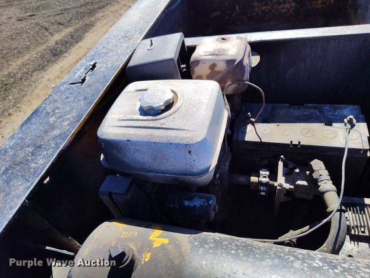 image for item DV6706 1982 Eager Beaver lowboy equipment trailer