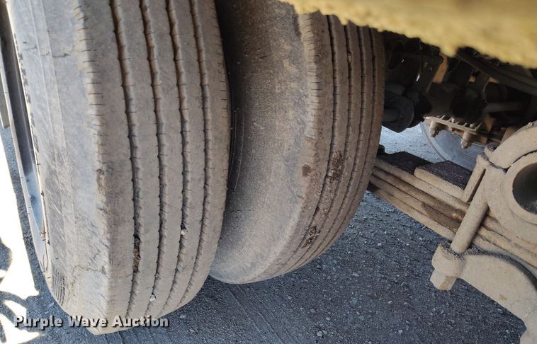 image for item DV6706 1982 Eager Beaver lowboy equipment trailer