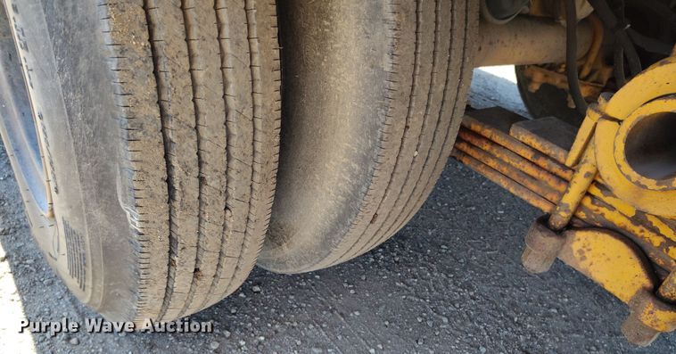 image for item DV6706 1982 Eager Beaver lowboy equipment trailer