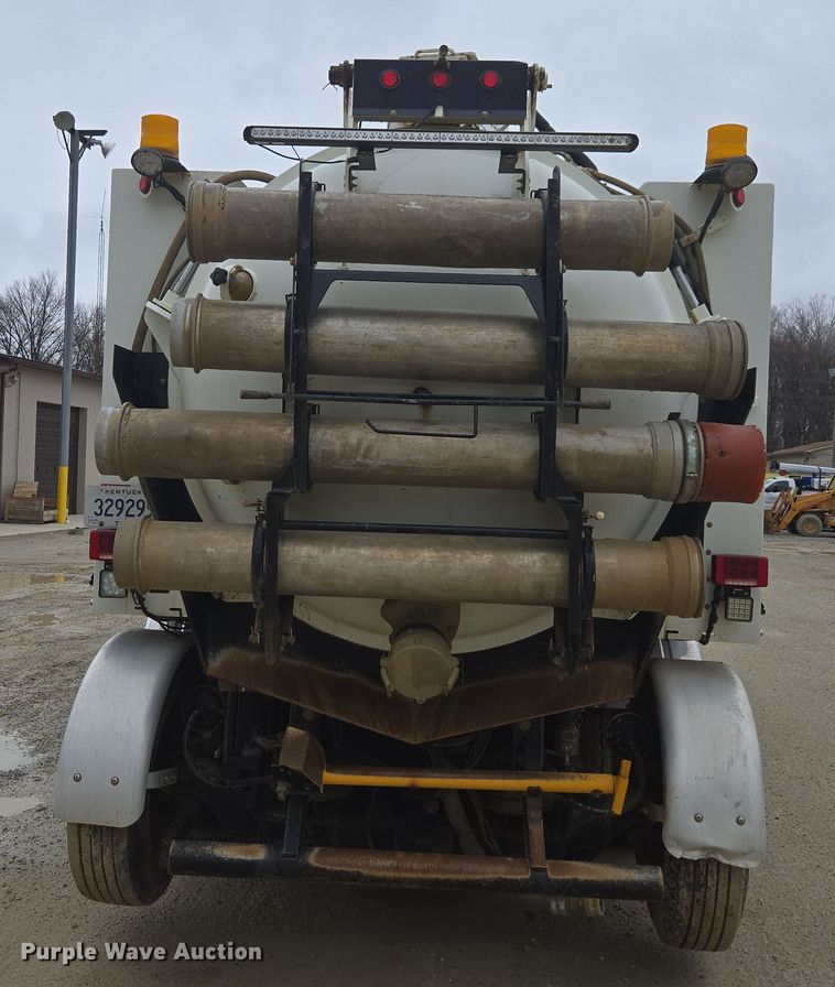 image for item DW1872 2019 Peterbilt 348 hydrovac truck