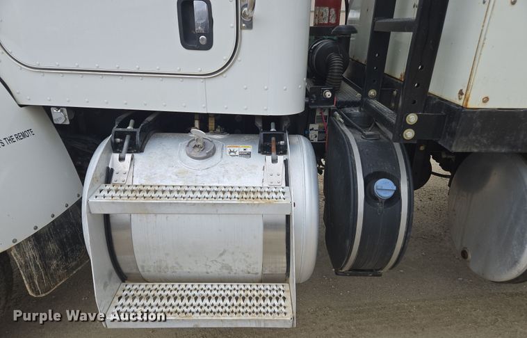 image for item DW1872 2019 Peterbilt 348 hydrovac truck