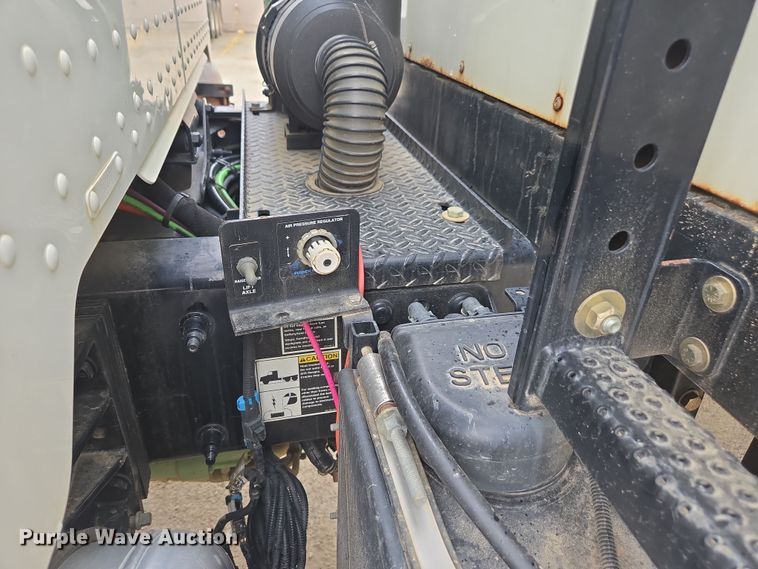 image for item DW1872 2019 Peterbilt 348 hydrovac truck