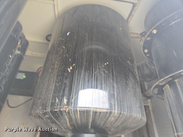 image for item DW1872 2019 Peterbilt 348 hydrovac truck