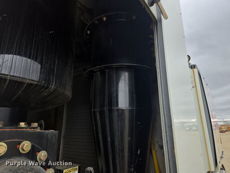 image for item DW1872 2019 Peterbilt 348 hydrovac truck