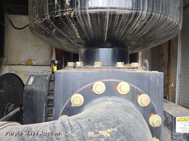 image for item DW1872 2019 Peterbilt 348 hydrovac truck