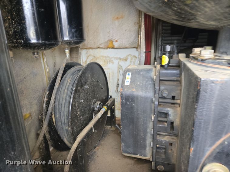 image for item DW1872 2019 Peterbilt 348 hydrovac truck