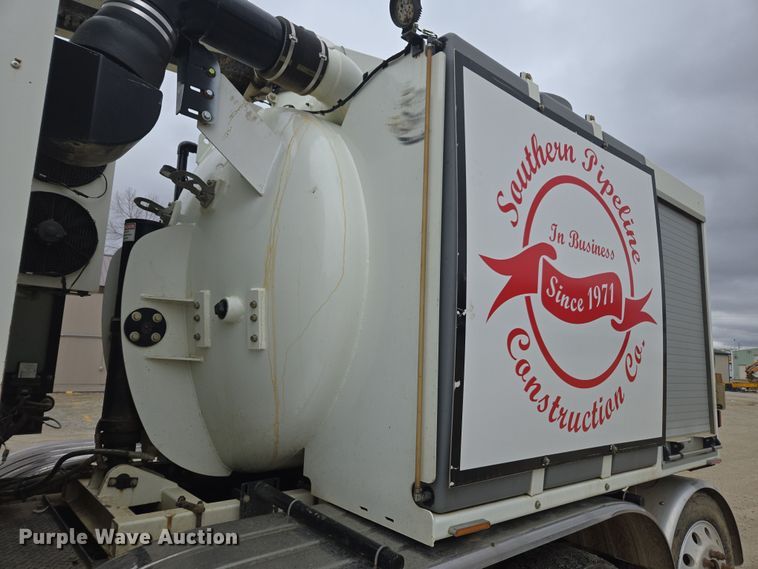 image for item DW1872 2019 Peterbilt 348 hydrovac truck