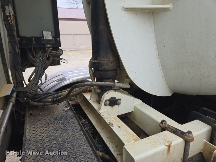 image for item DW1872 2019 Peterbilt 348 hydrovac truck