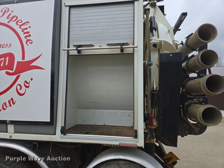 image for item DW1872 2019 Peterbilt 348 hydrovac truck