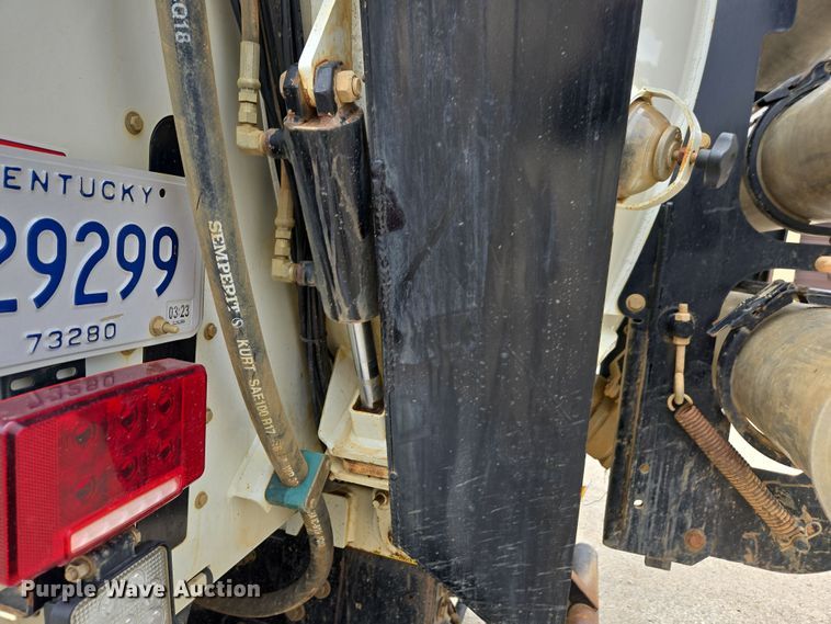 image for item DW1872 2019 Peterbilt 348 hydrovac truck