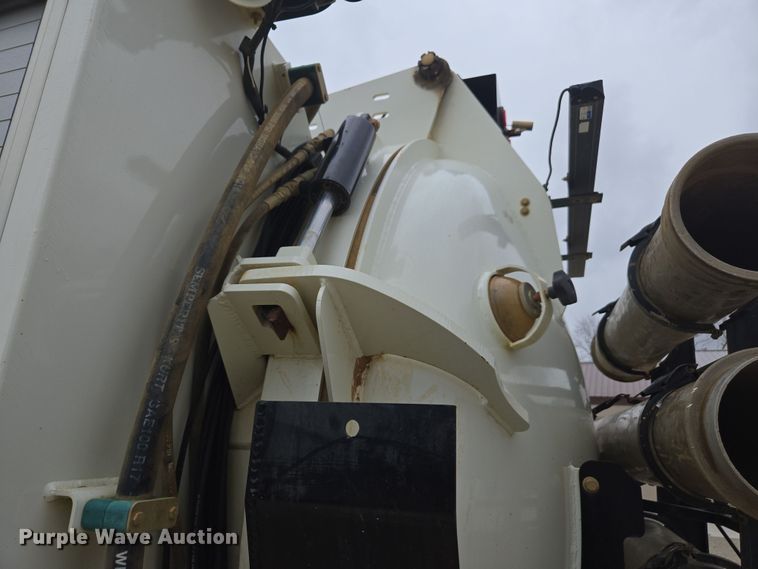 image for item DW1872 2019 Peterbilt 348 hydrovac truck