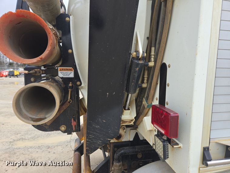 image for item DW1872 2019 Peterbilt 348 hydrovac truck