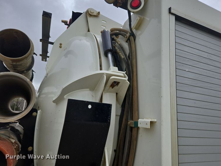 image for item DW1872 2019 Peterbilt 348 hydrovac truck