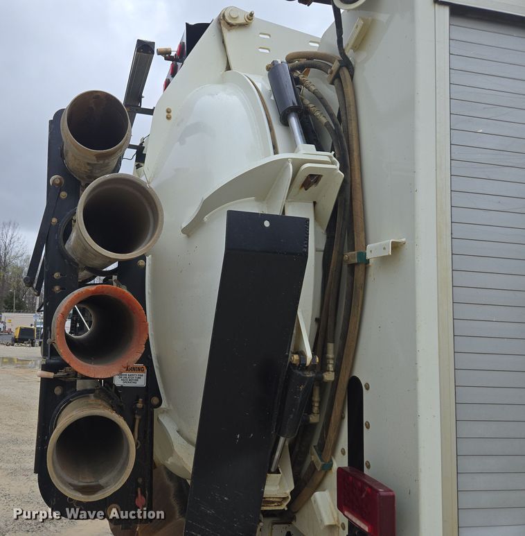 image for item DW1872 2019 Peterbilt 348 hydrovac truck