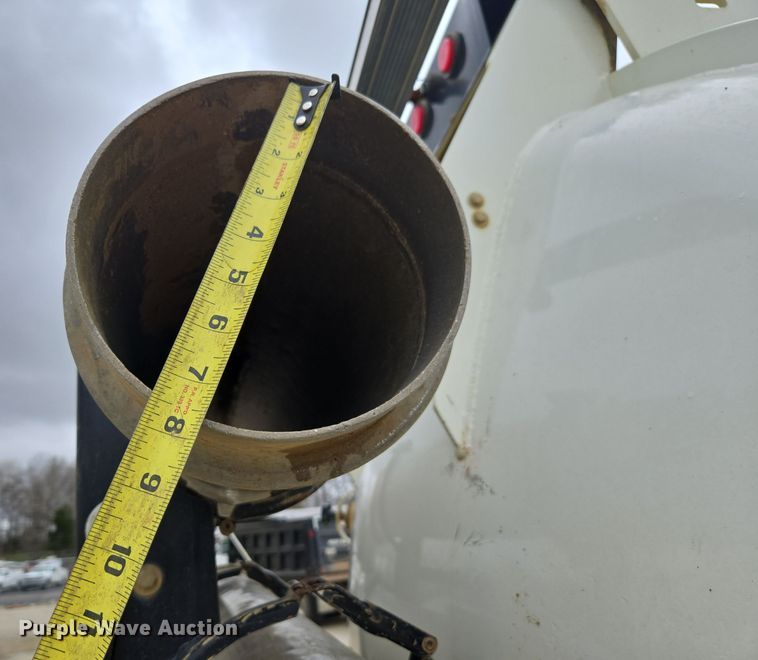 image for item DW1872 2019 Peterbilt 348 hydrovac truck