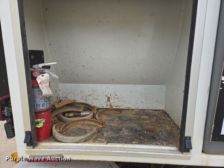 image for item DW1872 2019 Peterbilt 348 hydrovac truck