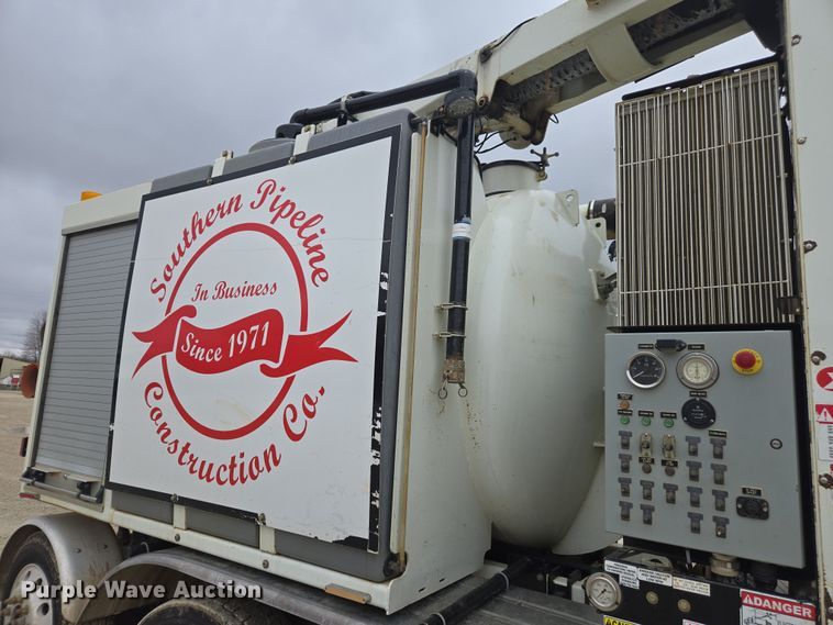 image for item DW1872 2019 Peterbilt 348 hydrovac truck