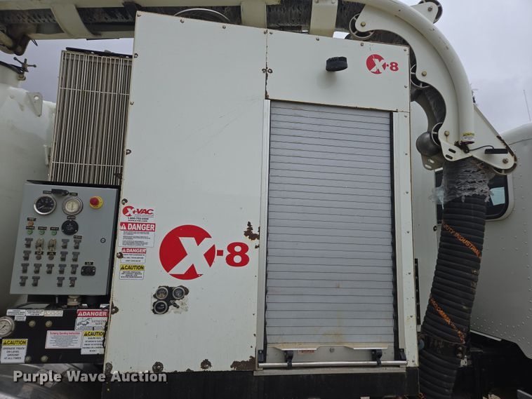 image for item DW1872 2019 Peterbilt 348 hydrovac truck