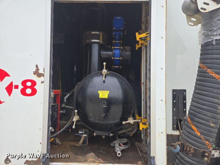 image for item DW1872 2019 Peterbilt 348 hydrovac truck