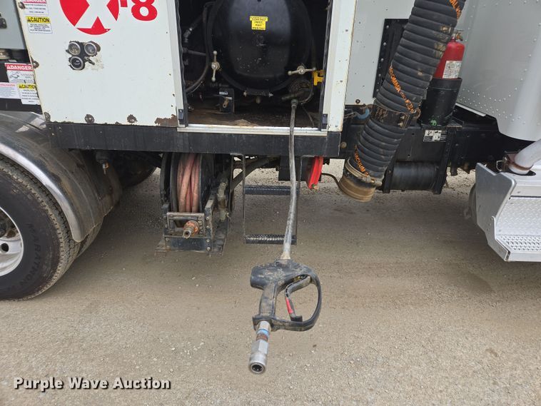 image for item DW1872 2019 Peterbilt 348 hydrovac truck