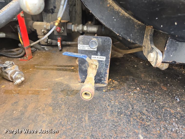 image for item DW1872 2019 Peterbilt 348 hydrovac truck