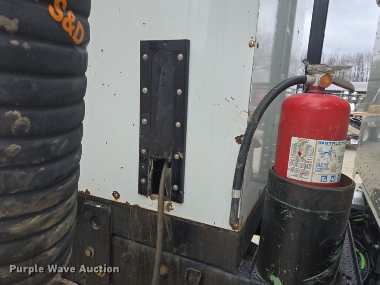 image for item DW1872 2019 Peterbilt 348 hydrovac truck