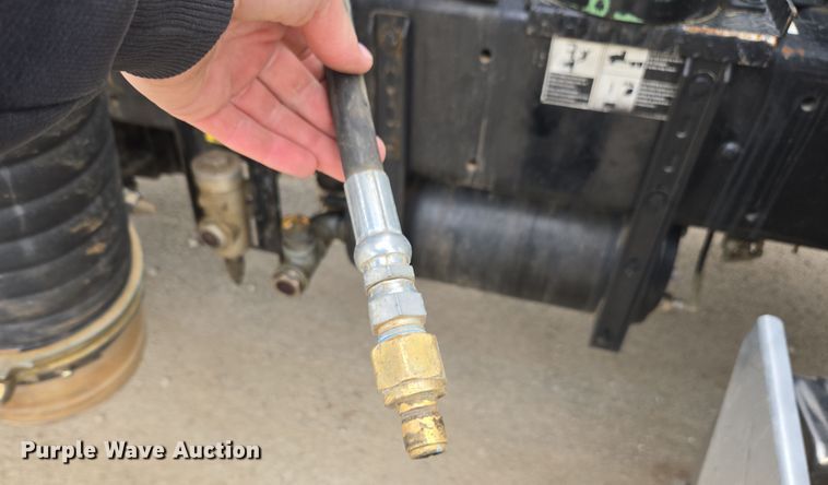 image for item DW1872 2019 Peterbilt 348 hydrovac truck