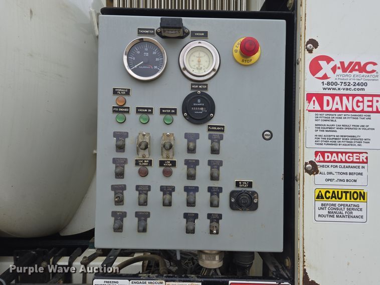 image for item DW1872 2019 Peterbilt 348 hydrovac truck