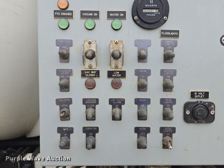 image for item DW1872 2019 Peterbilt 348 hydrovac truck