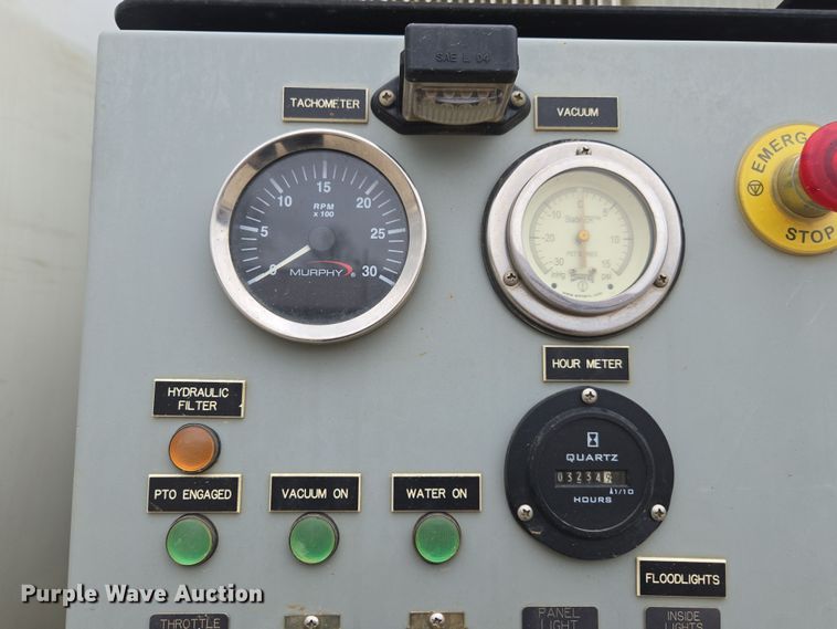 image for item DW1872 2019 Peterbilt 348 hydrovac truck